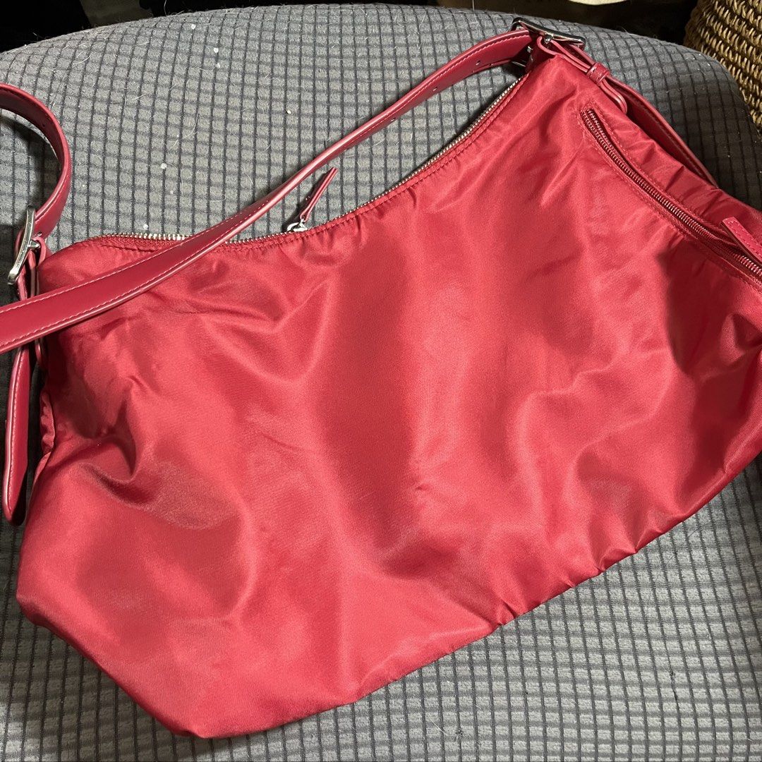 GU UNIQLO 2WAY Nylon Bag RED (Category: Cross-body Bags) located in Manila. Submitted by fleurnarcotik (Listing ID 1465399634, Image 3). Description: Size Height (Middle): 23cm, Width (Bottom): 36cm, Depth: 10cm, Shoulder Strap Length: 43~93cm, Approximate weight: 10oz Nylon fabric with a faux leather belt. Glossy nylon material for an elegant look Features metal buckles on both sides of the belt. Adjustable length means it can also be worn as a 