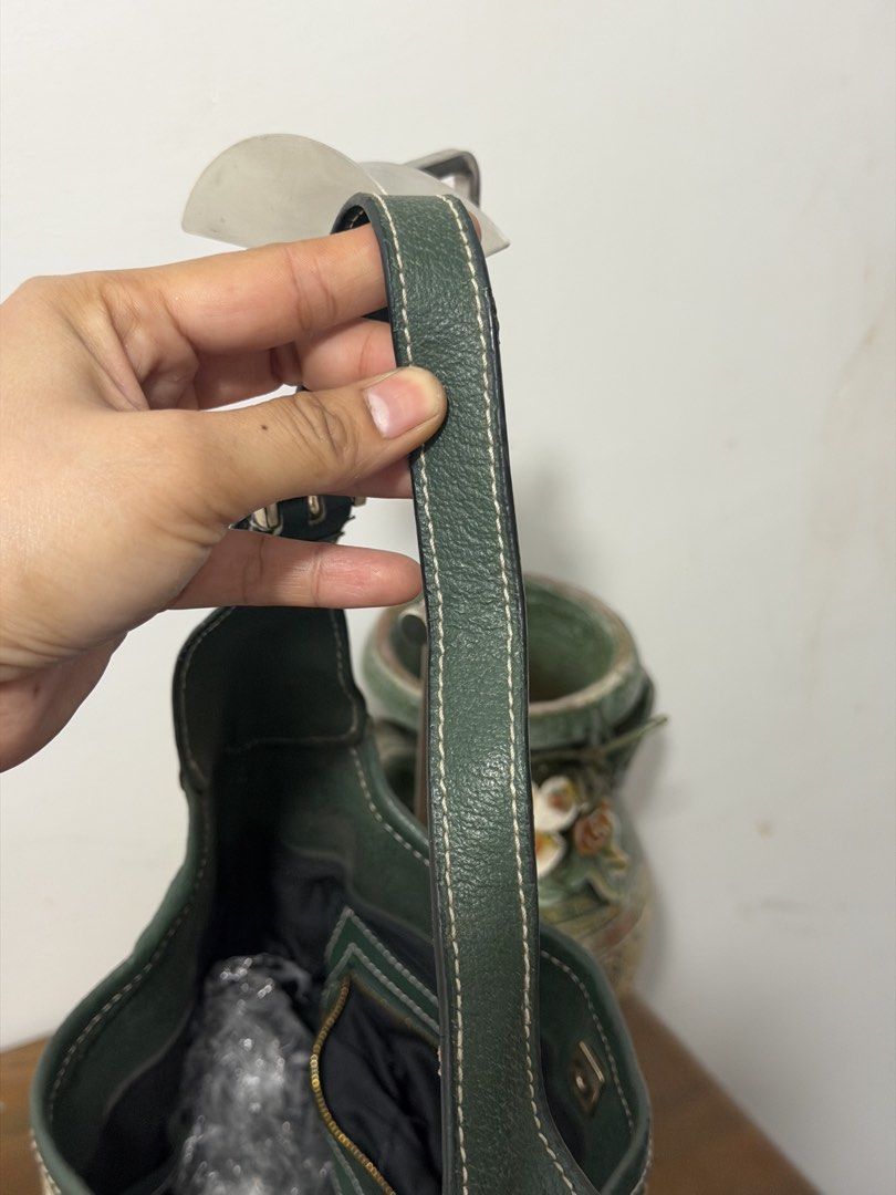 Gucci shoulder bag (Category: Luxury Bags & Wallets) located in Manila. Submitted by prelovedbyramiah (Listing ID 1465454294, Image 2). Description: no flaws vintage style.
