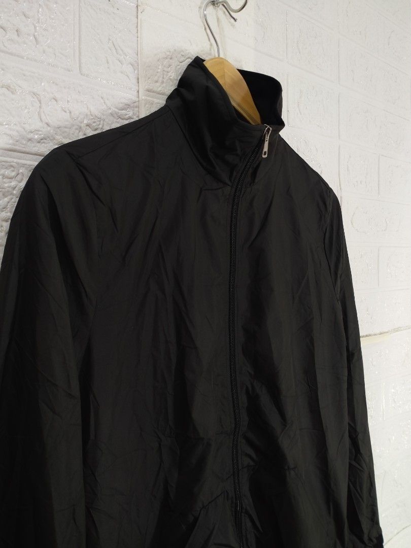 GUCCI WINDBREAKER JACKET (Category: Coats, Jackets and Outerwear) located in Baguio. Submitted by dansteals (Listing ID 1465490577, Image 2). Description: 24 x 20 SMALL.