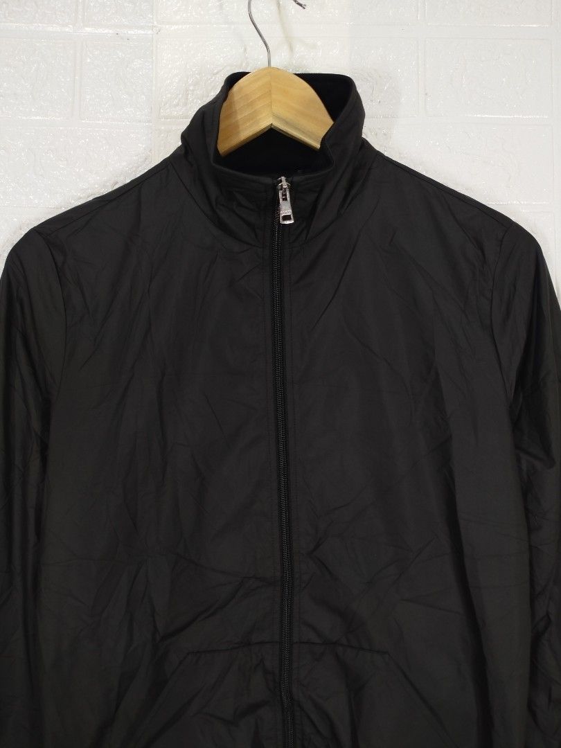 GUCCI WINDBREAKER JACKET (Category: Coats, Jackets and Outerwear) located in Baguio. Submitted by dansteals (Listing ID 1465490577, Image 3). Description: 24 x 20 SMALL.