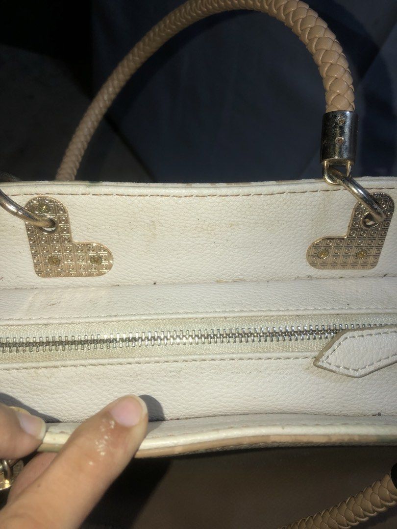 Guess shoulder bag (Category: Shoulder Bags) located in Cagayan de Oro. Submitted by kennymiiiiii (Listing ID 1465525270, Image 2). Description: Minimal scratches posted.