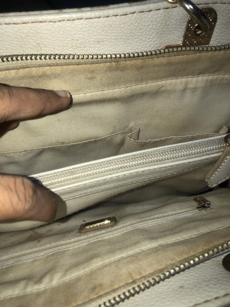 Guess shoulder bag (Category: Shoulder Bags) located in Cagayan de Oro. Submitted by kennymiiiiii (Listing ID 1465525270, Image 3). Description: Minimal scratches posted.