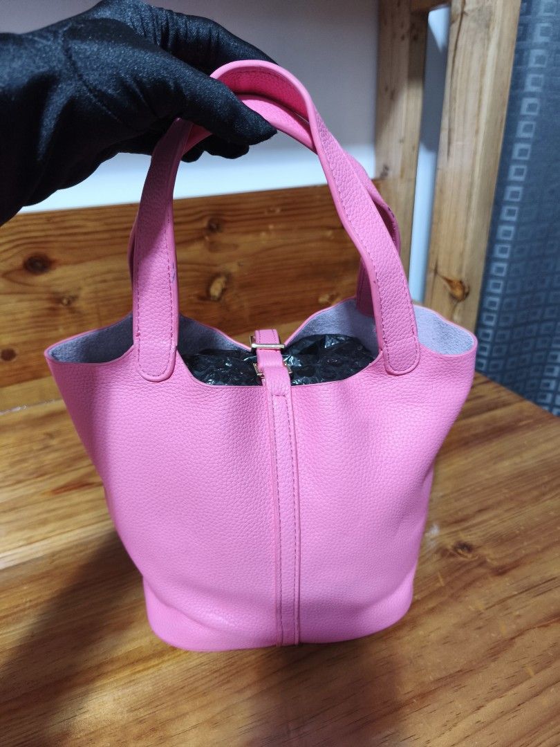 handbag (Category: Shoulder Bags) located in Baguio. Submitted by queenlyne_vintage_rare_finds (Listing ID 1465411109, Image 3). Description: .