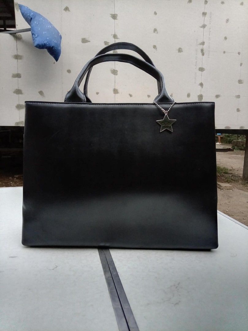 Handbag (Category: Belt bags, Clutches and Pouches) located in Santa Cruz. Submitted by riochino (Listing ID 1465498446, Image 3). Description: SYNTHETIC BAG.
