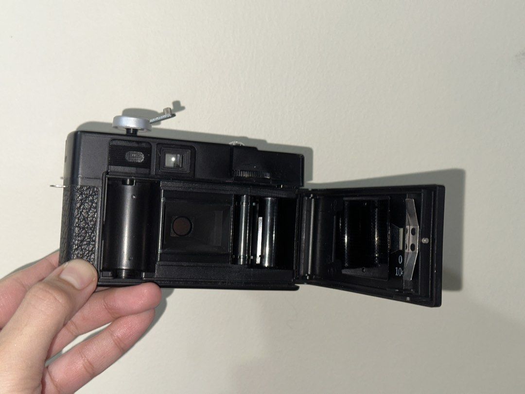 Hanimex 35se 35mm Film Camera (Category: Cameras) located in Quezon City. Submitted by jeps-sells (Listing ID 1465404512, Image 3). Description: - Model: Hanimex 35se Film Camera (Classic Black) - Lens: Hanimar 38mm f/5.6 fixed lens - Film Format: Uses standard 35mm film rolls - Flash: Built-in flash unit on the right side - Controls: Front-panel ASA selector switch with intuitive cloud and sun weather icons - Condition: Clean interior film chamb