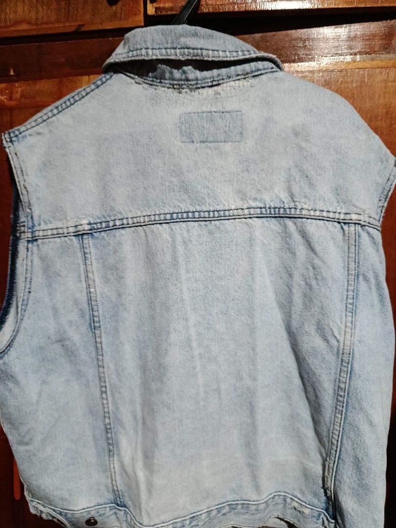 Harley-Davidson Light Wash Denim Vest (Category: Vests) located in Baguio. Submitted by dlv89288 (Listing ID 1465491573, Image 2). Description: - Brand: Harley-Davidson - Style: Classic biker denim vest, light wash with distressed edges - Closure: Button-down front with branded metal buttons - Pockets: Dual chest pockets with button flaps plus side pockets - Details: Embroidered Harley-Davidson patch on lower front and black brand tag above right