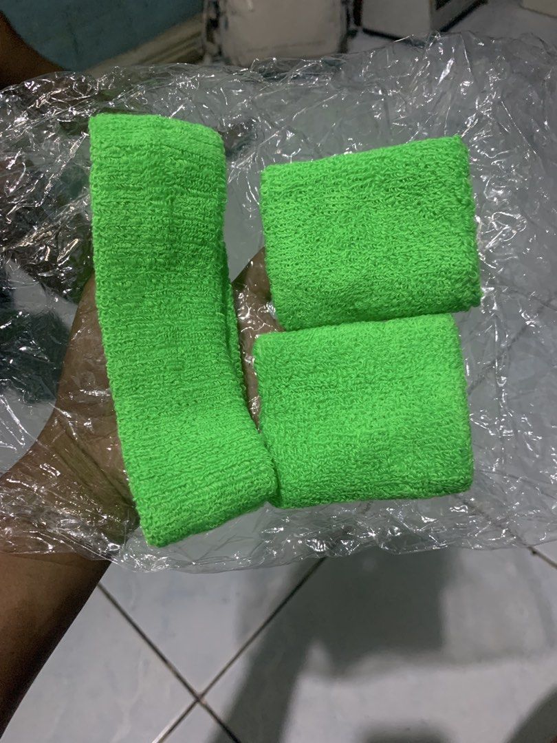 Headband and Wristbands Set (Category: Babies & Kids Fashion) located in Valenzuela. Submitted by diane.35 (Listing ID 1465454690, Image 1). Description: - Set includes: 1 bright green headband and 2 matching wristbands - Material: Soft and highly absorbent terrycloth - Fit: Stretchy design that comfortably fits most sizes - Perfect for: Workouts, tennis, gym sessions, and sports activities - Benefit: Effectively keeps sweat out of your eyes and 