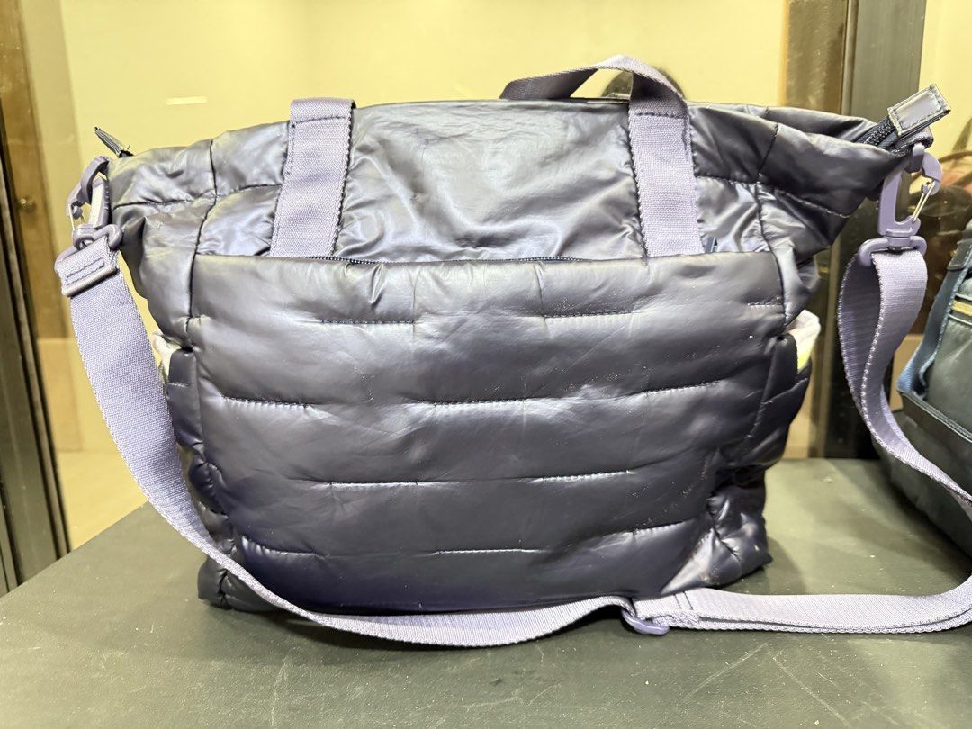 Hedgren Puffer Tote Bag (Category: Tote Bags) located in Legazpi City. Submitted by Tagged_phl (Listing ID 1465495049, Image 2). Description: Needs cleaning Minimal flaws Original Price: 6,290.