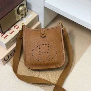 由 theone.boutique.tw (刊登 ID 1465449156，圖片 1) 提交，位於 的 (類別：)，說明：。