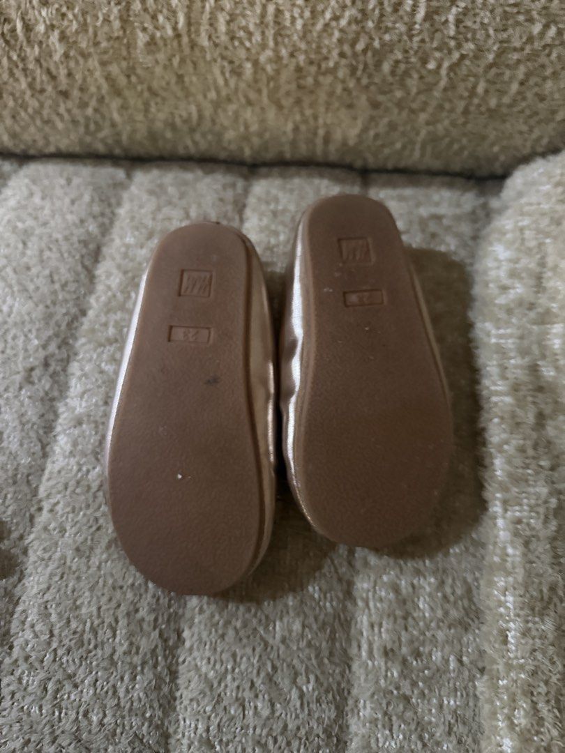 H&M Ballet Flats Size 23 (Category: Babies & Kids Fashion) located in Manila. Submitted by shopelisse (Listing ID 1465439000, Image 3). Description: - Brand: H&M - Item: Toddler ballet flats - Color: Rose gold with brown soles - Size: 23 - Features: Cute bow on top and elastic strap for a secure fit - Condition: Barely worn, soles show very little wear.
