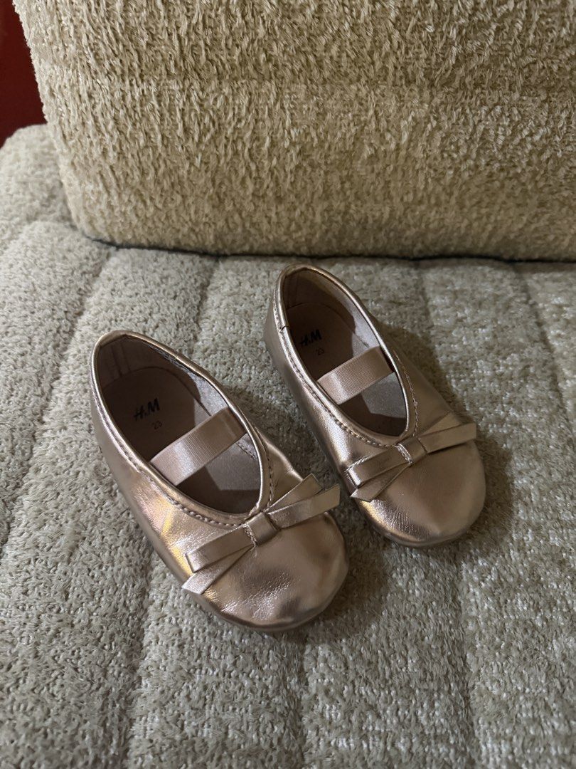 H&M Ballet Flats Size 23 (Category: Babies & Kids Fashion) located in Manila. Submitted by shopelisse (Listing ID 1465439000, Image 1). Description: - Brand: H&M - Item: Toddler ballet flats - Color: Rose gold with brown soles - Size: 23 - Features: Cute bow on top and elastic strap for a secure fit - Condition: Barely worn, soles show very little wear.