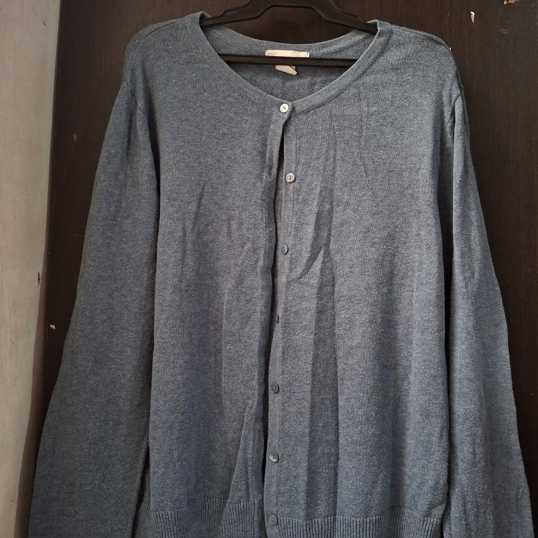 H&M Basic Blue Buttondown Cardigan (Category: Longsleeves) located in Caloocan City. Submitted by mei56313 (Listing ID 1465395343, Image 1). Description: - preloved H&M Basic knit cardigan - color blue/vintage blue - size M to L - long sleeves, buttondown closure, crew neck, ribbed cuffs and hem - worn a few times, with signs of natural wear.