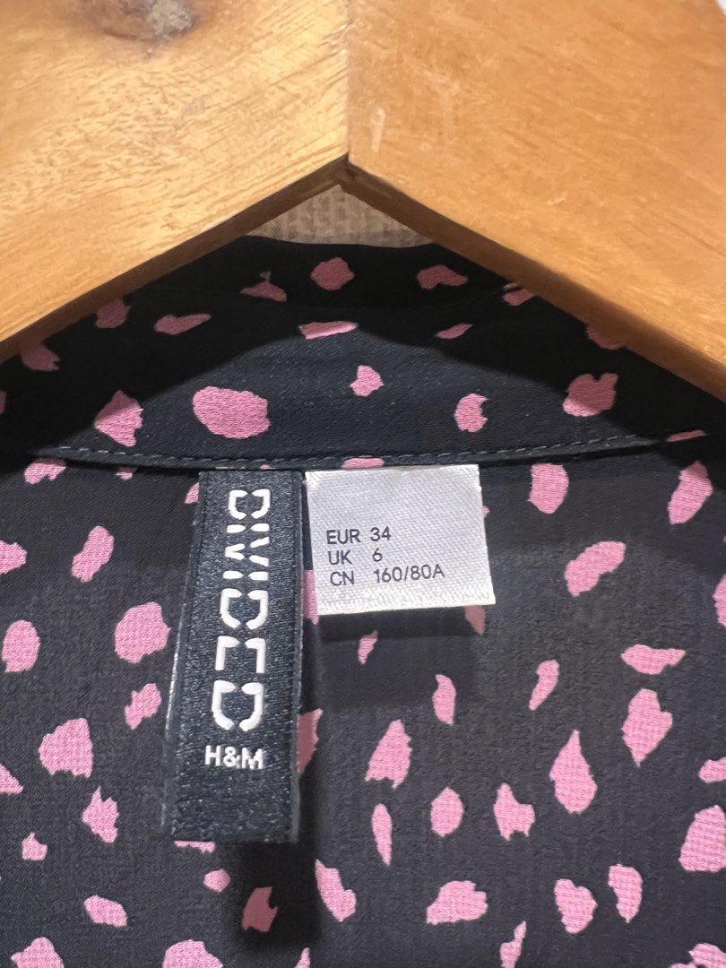 H&M Black & Pink Leopard Collared Longsleeve Blouse (Category: Longsleeves) located in Manila. Submitted by preloved_items122 (Listing ID 1465453480, Image 3). Description: .