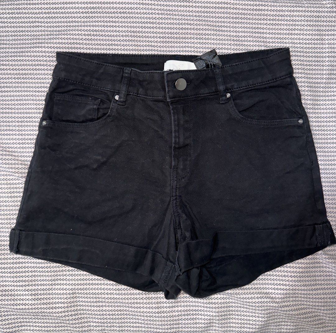 H&M Black Denim Shorts Size US 4 (Category: Shorts) located in Santa Ana. Submitted by fatikilla (Listing ID 1465439280, Image 1). Description: .