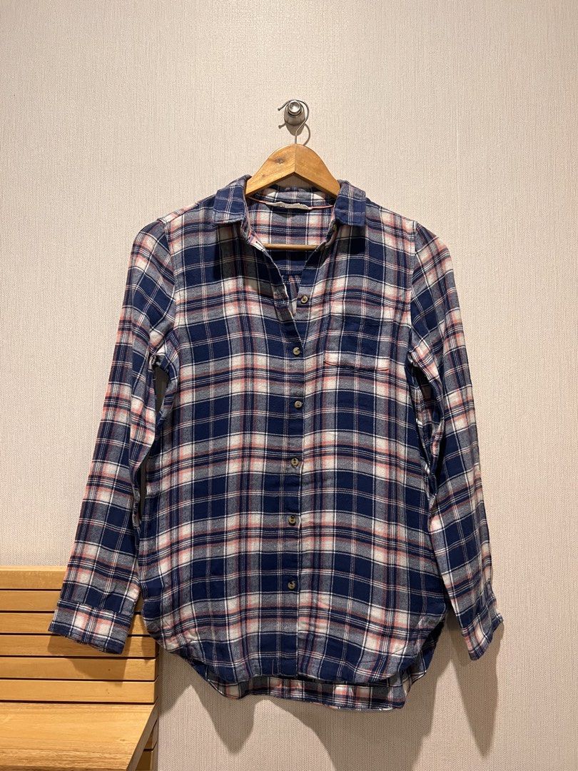 H&M Blue White Red Plaid Polo (Category: Longsleeves) located in Manila. Submitted by preloved_items122 (Listing ID 1465454583, Image 1). Description: .