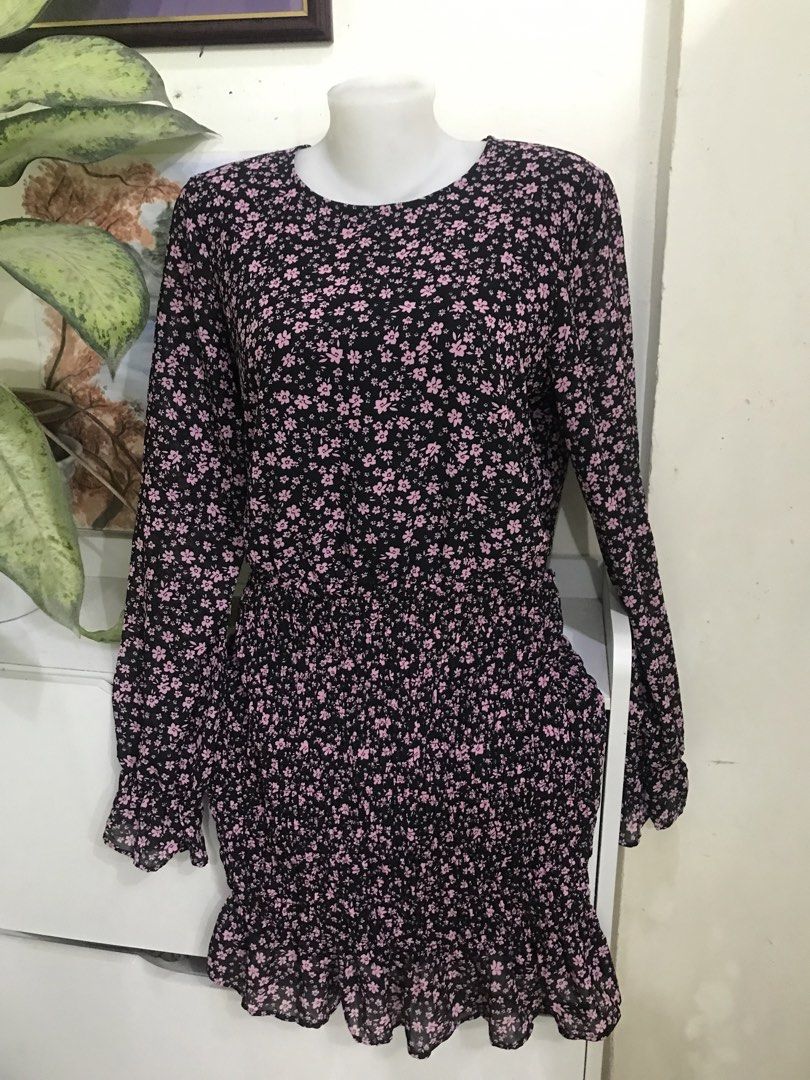 H&M Dress Garterized Medium (Category: Dresses) located in Davao. Submitted by joannen78 (Listing ID 1465392549, Image 1). Description: Elegant Fabric small flower trendy.