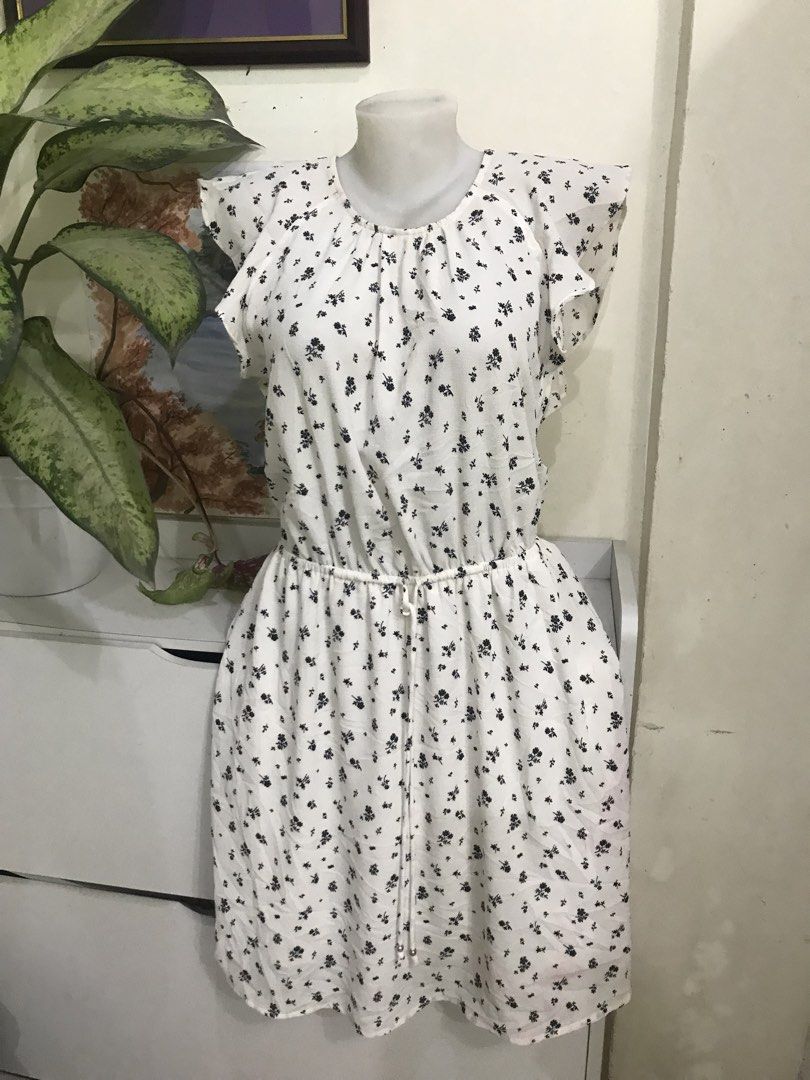 H&M dress Tiny Floral White Medium (Category: Dresses) located in Davao. Submitted by joannen78 (Listing ID 1465392073, Image 1). Description: Medium to Semi L Garterized waistline .