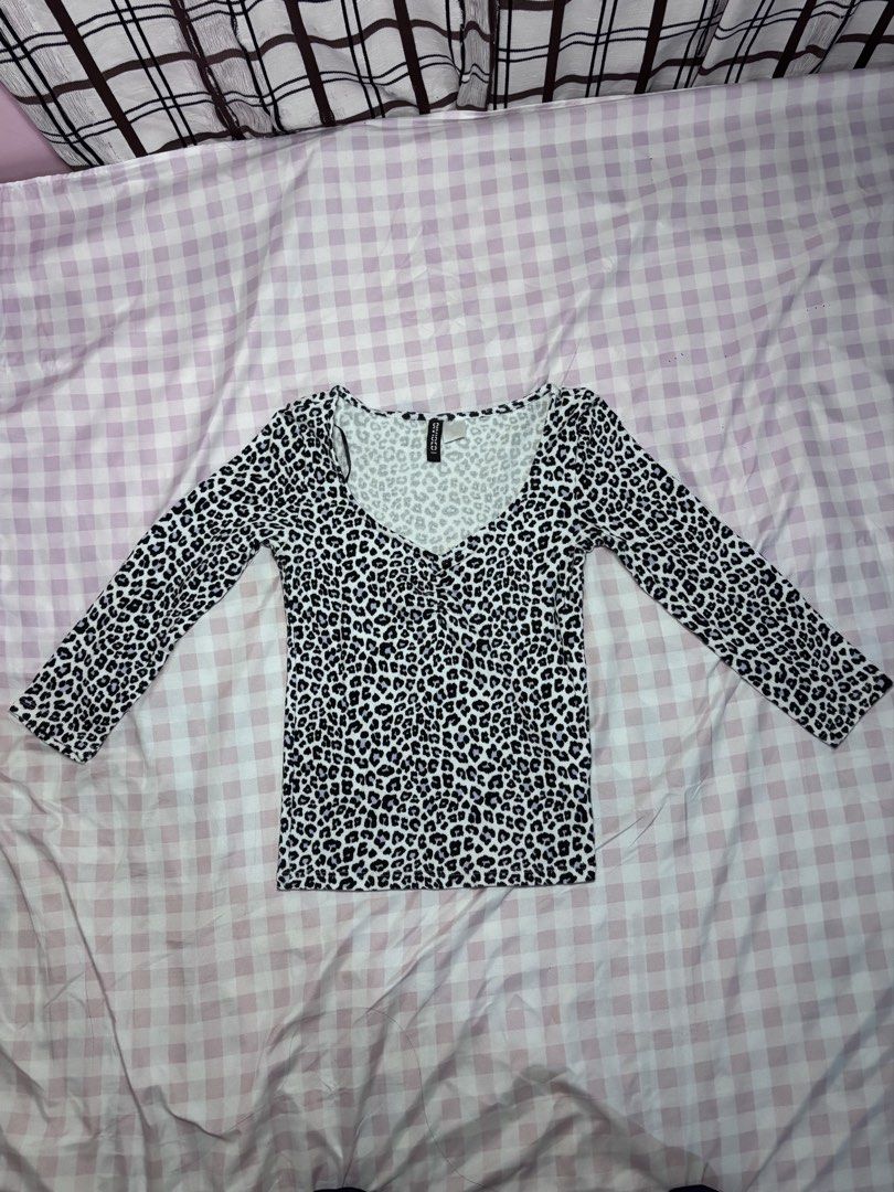 H&M Leopard Print 3/4 Sleeve Top (Category: Longsleeves) located in Baguio. Submitted by farrahlouh (Listing ID 1465391536, Image 1). Description: A chic animal print separate featuring three-quarter length sleeves and a deep neckline, ideal for pairing with high-waisted denim or trousers..