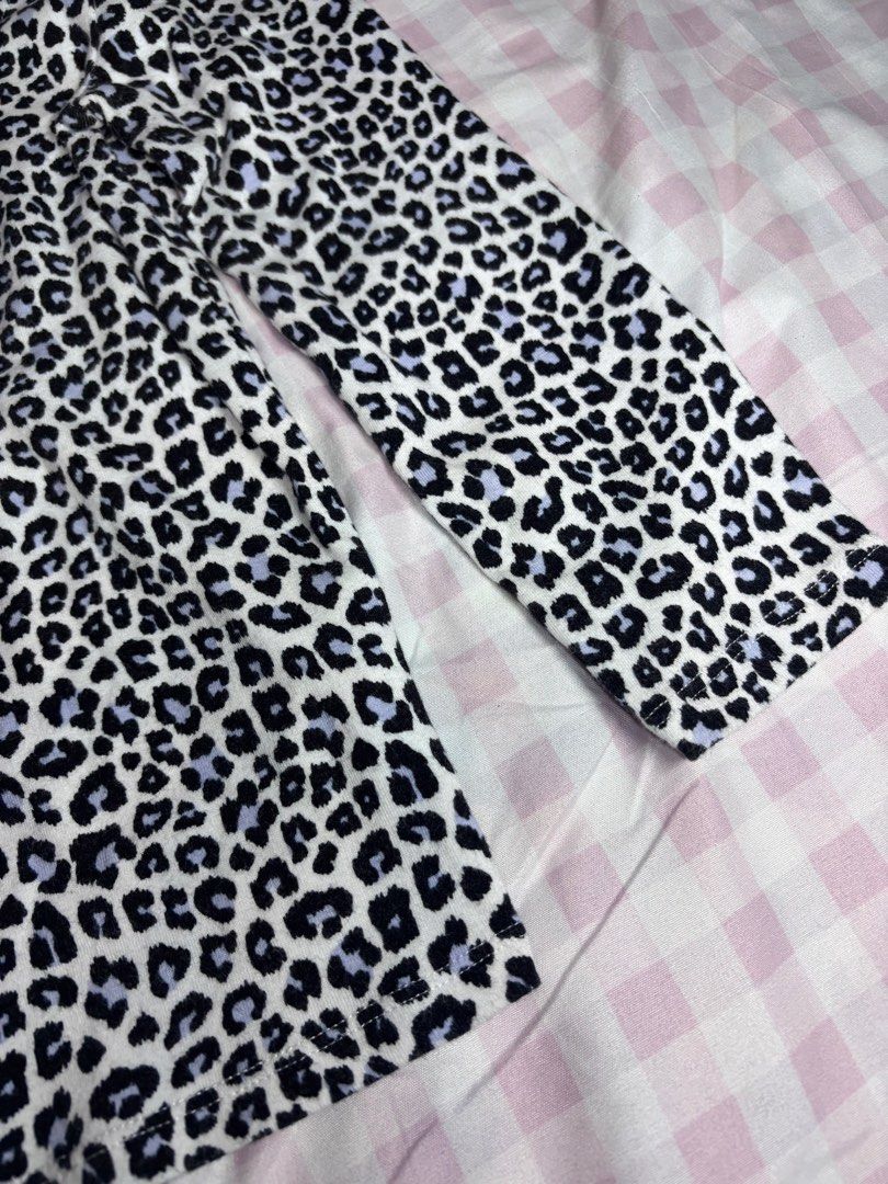 H&M Leopard Print 3/4 Sleeve Top (Category: Longsleeves) located in Baguio. Submitted by farrahlouh (Listing ID 1465391536, Image 3). Description: A chic animal print separate featuring three-quarter length sleeves and a deep neckline, ideal for pairing with high-waisted denim or trousers..