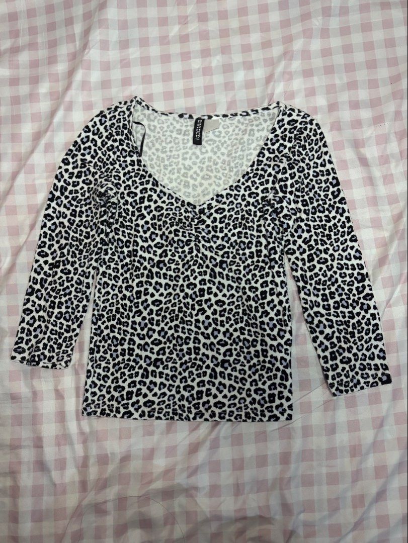 H&M Leopard Print 3/4 Sleeve Top (Category: Longsleeves) located in Baguio. Submitted by farrahlouh (Listing ID 1465391536, Image 2). Description: A chic animal print separate featuring three-quarter length sleeves and a deep neckline, ideal for pairing with high-waisted denim or trousers..