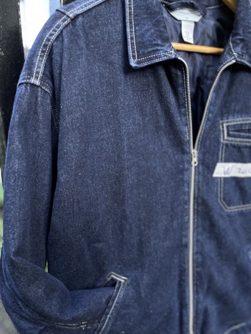 H&M Relaxed Fit Denim Jacket (Category: Coats, Jackets and Outerwear) located in Baguio. Submitted by jomelcavit29012 (Listing ID 1465555237, Image 2). Description: H&M Denim Jacket - Condition : Excellent - Size: M ( Boxy Fit ) - Dimension : 26 / 29 - Color: Dark blue with contrast white stitching - Closure: Full front zipper - Pockets: 1 chest pocket with flap and 2 side pockets - Interior: Quilted blue lining for extra warmth - Cuffs: Adjustab