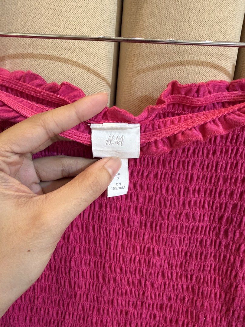 H&M Ruched Tube Top (Category: Sleeveless) located in Manila. Submitted by glamstylemnl (Listing ID 1465498993, Image 2). Description: ♡ SIZE: XS ♡ BUST: 26-28 ♡ Swipe left to see the actual color & details ♡ full ruched ♡ HQ • 10/10 ♡ Ready to wear 👚.