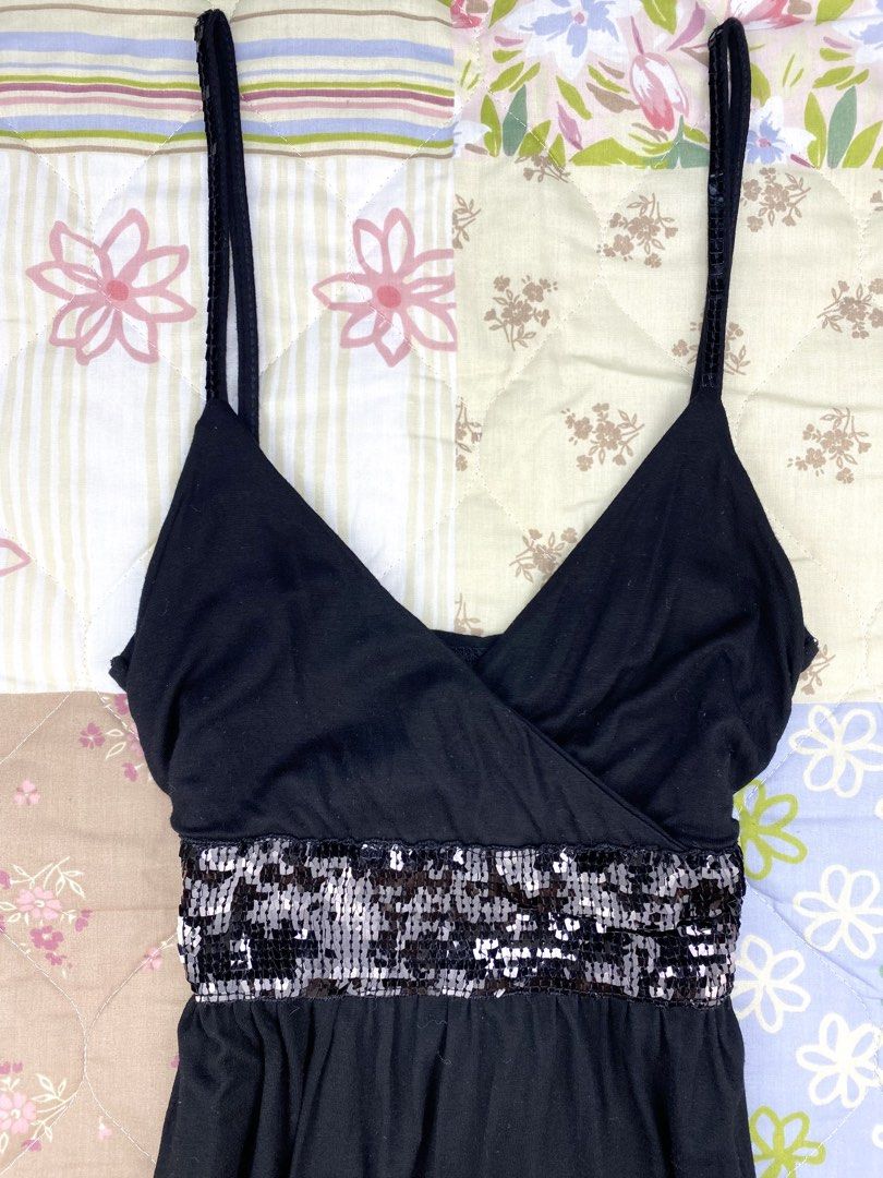 H&M Sequined Asymmetrical Cami Top (Category: Sleeveless) located in Angeles City. Submitted by fruits.ph (Listing ID 1465440159, Image 3). Description: Measurements B:12” W:11” L:24”(Fixed Straps) Size on Tag: ❌ Best Fit: S-M *Flat lay measurements* Mannequin Size: M (34”; 25”) Color Rate: 10/10 Flaws: 3 repaired pinholes; barely noticeable as they are located in hidden areas. Fabric Type: Cotton/ Stretchable Fabric ***Color may vary due to ligh