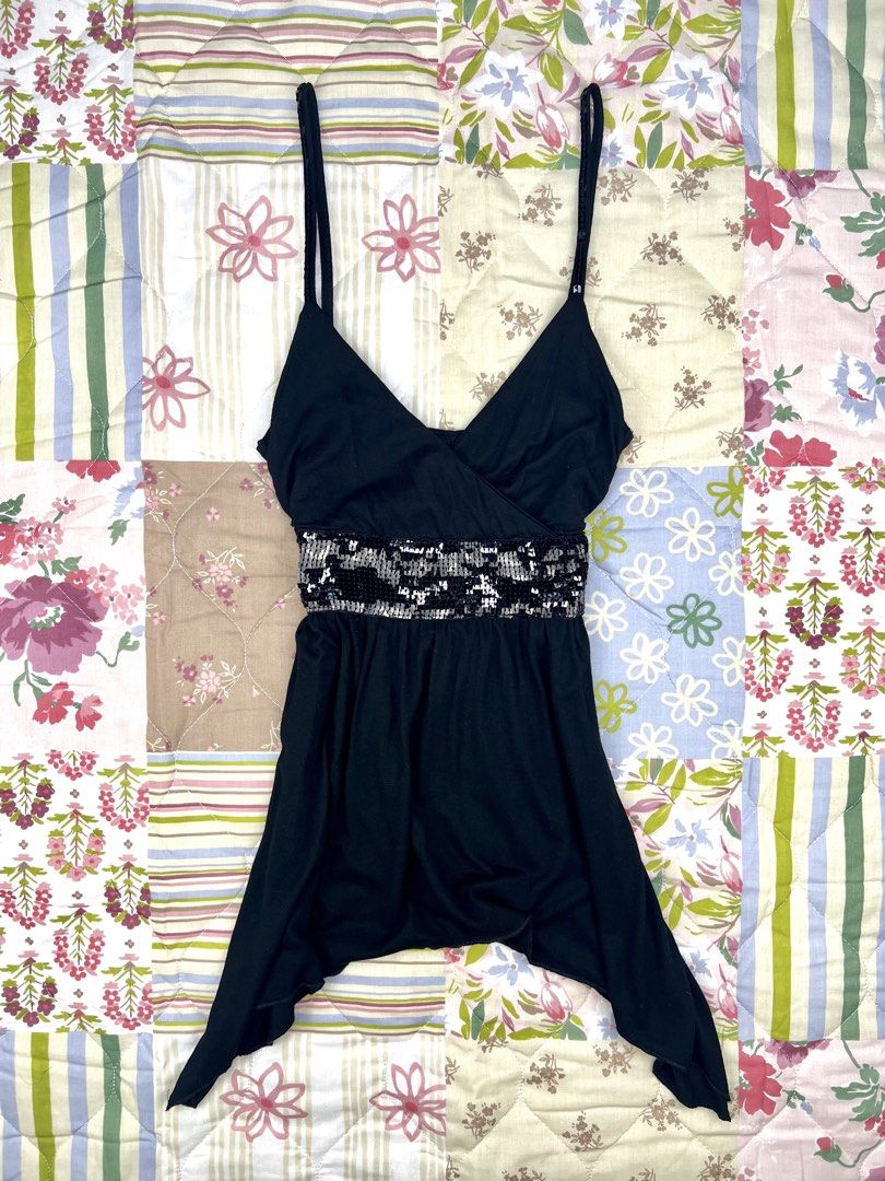 H&M Sequined Asymmetrical Cami Top (Category: Sleeveless) located in Angeles City. Submitted by fruits.ph (Listing ID 1465440159, Image 1). Description: Measurements B:12” W:11” L:24”(Fixed Straps) Size on Tag: ❌ Best Fit: S-M *Flat lay measurements* Mannequin Size: M (34”; 25”) Color Rate: 10/10 Flaws: 3 repaired pinholes; barely noticeable as they are located in hidden areas. Fabric Type: Cotton/ Stretchable Fabric ***Color may vary due to ligh