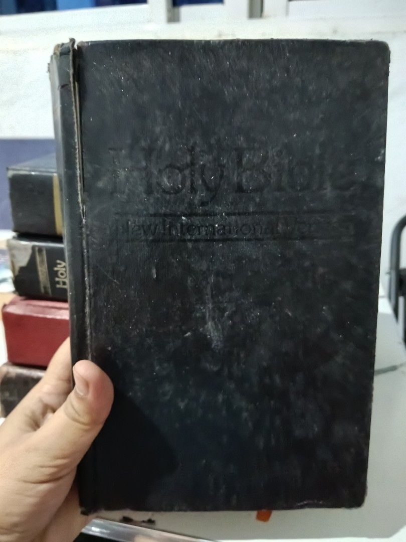 HOLY BIBLE NIV ( Leatherbound) Copy 3 (Category: Storybooks) located in Luna. Submitted by bookwhisp (Listing ID 1465562922, Image 1). Description: .
