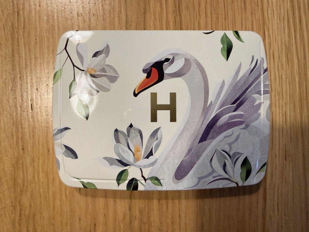 Hourglass Ambient Lighting Edit Unlocked Swan (Category: Makeup) located in Subic. Submitted by shentonistaaa (Listing ID 1465485117, Image 1). Description: - Brand: Hourglass - Edition: Ambient Lighting Edit Unlocked (Swan) - Packaging: White and floral tin case with mirror - Pans: 6 pans (1.4g each), Made in Italy - Shades included: Dim Light (finishing powder), Golden Hour (highlighter), Natural Bronze (bronzer), Luminous Coral, Sunset Flush, 