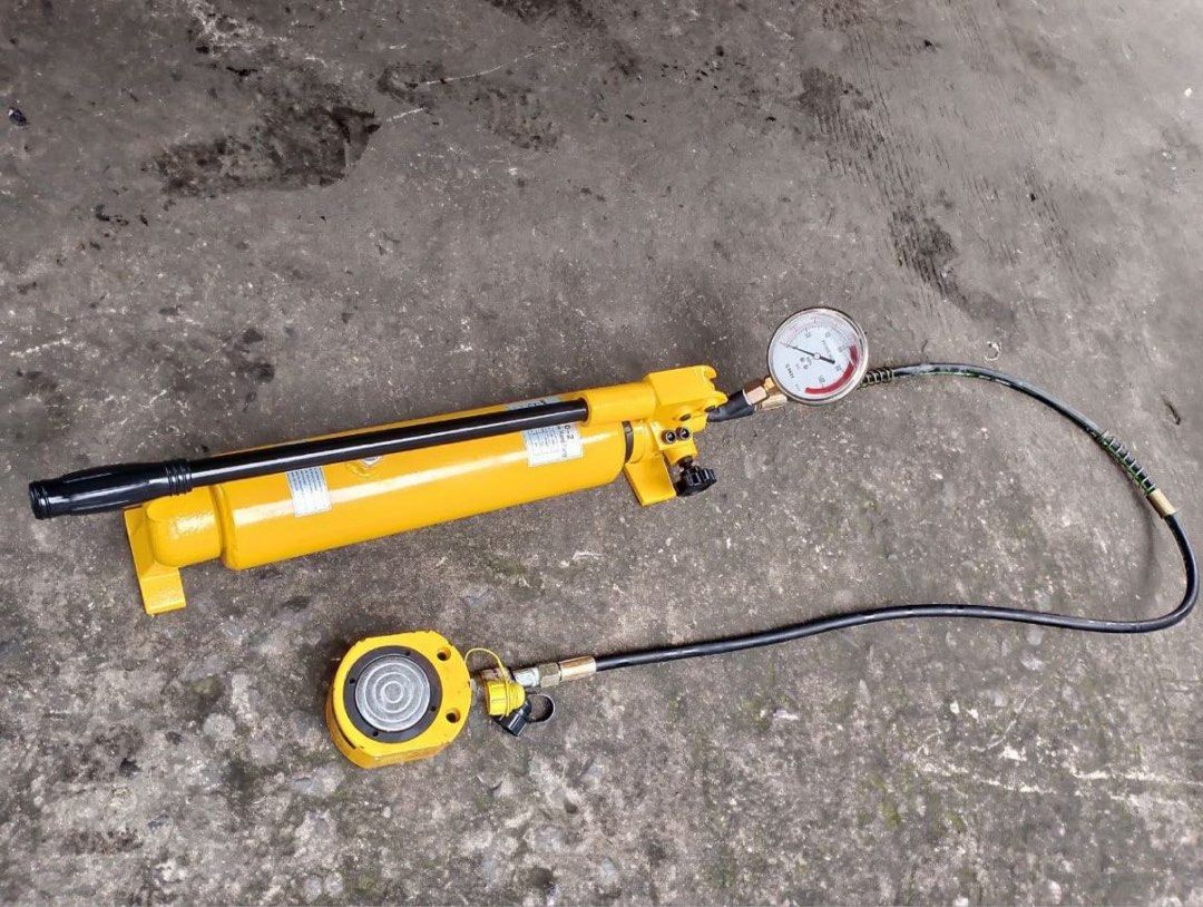 Hydraulic pump (Category: Construction Tools & Equipment) located in Manila. Submitted by joeyroque09 (Listing ID 1465429224, Image 2). Description: hydraulic pump.