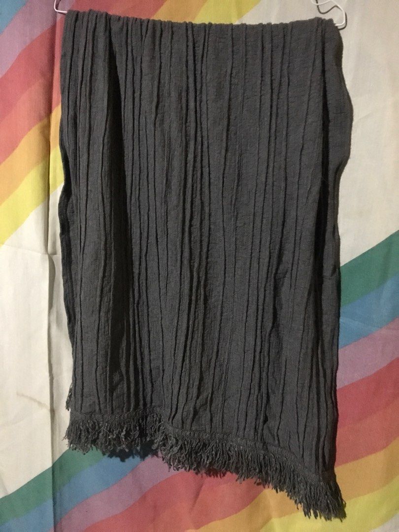 IMPORTED GRAY SHAWL SCARF (Category: Scarves) located in Marikina City. Submitted by minimalistmanila (Listing ID 1465399873, Image 2). Description: Imported from USA, gray ribbed scarf. Semi medium fabric. Unused but washed once. Order now! .