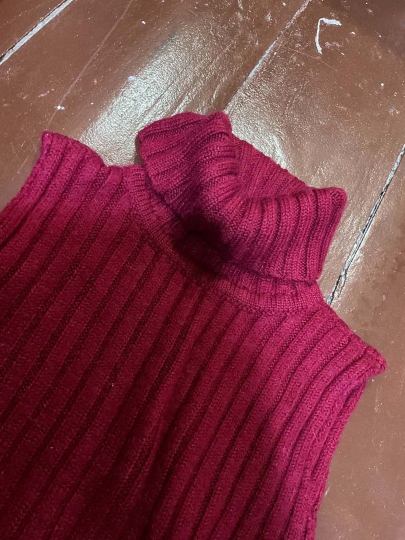 INC RED KNITTED TOP (Category: Sleeveless) located in Manila. Submitted by zesshian (Listing ID 1465504387, Image 3). Description: -never been used too large for me -red knitted top -cold weather type outfit -size large on tag but can alter -m to large.
