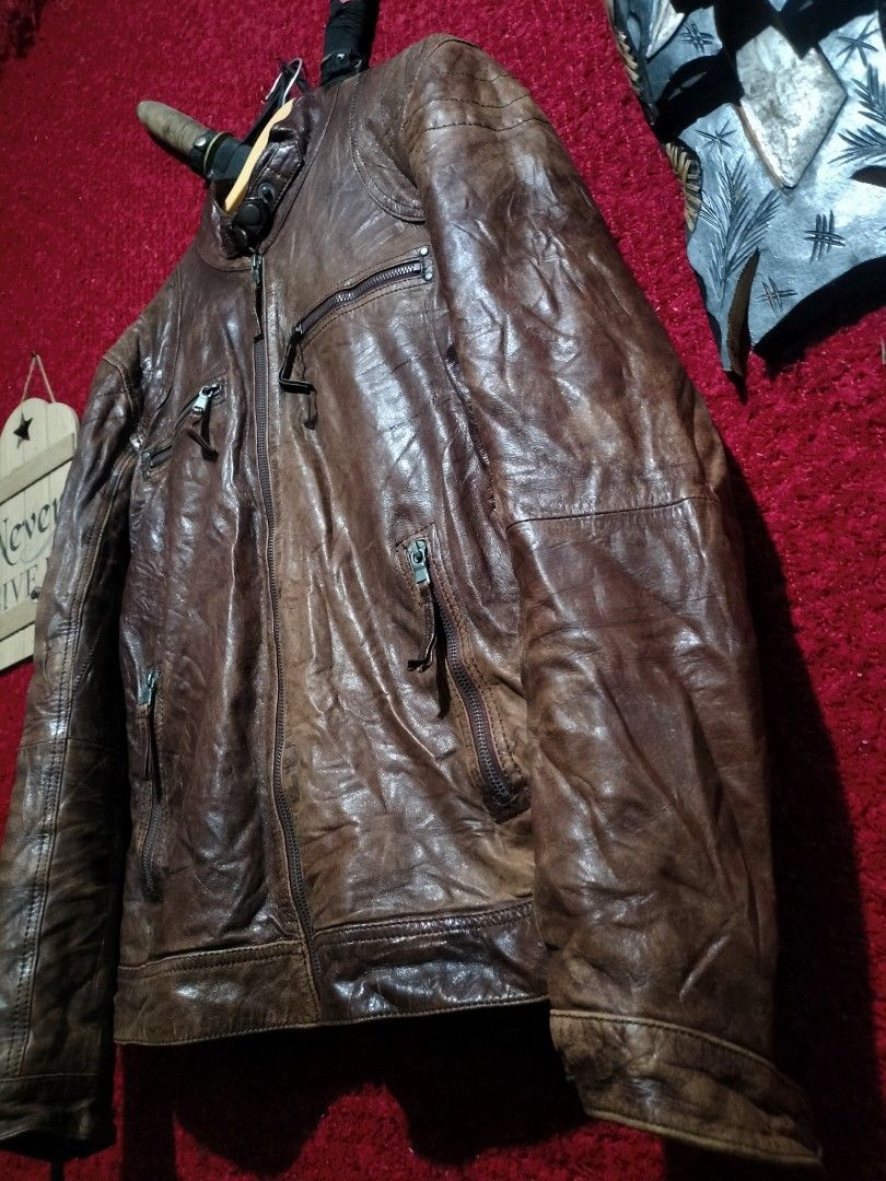 INFINITY DISTRESSED BROWN CAFE RACER LEATHER JACKET FOR MEN'S (Category: Coats, Jackets and Outerwear) located in Baguio. Submitted by vertex_nga.pow (Listing ID 1465573894, Image 2). Description: INFINITY DISTRESSED BROWN CAFE RACER LEATHER JACKET FOR MEN'S MEDUIM LARGE DIMENSION 27L BY 22 ARMPIT TO ARMPIT 18.5 INCHES SHOULDER TO SHOULDER 25 INCHES SLEEVE SHEEPSKIN/SCHAF LEATHER GOOD CONDITION BAGUIO LOCATION PLUS SF SA MALAYU JNT COURIER PASS C