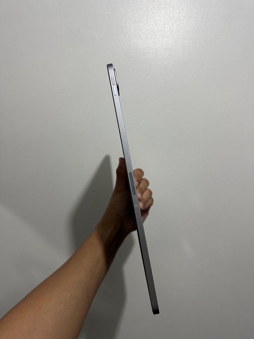 IPAD (Category: iPad) located in Manila. Submitted by iampacisem13357 (Listing ID 1465401032, Image 3). Description: Ipad Pro M2 12.9-inch 128 GB ▫️Inclusions: -Box -Case -Anker Pencil -Charger (Ugreen) -Tempered Glass (with cracks) Minimal dents on the power button.