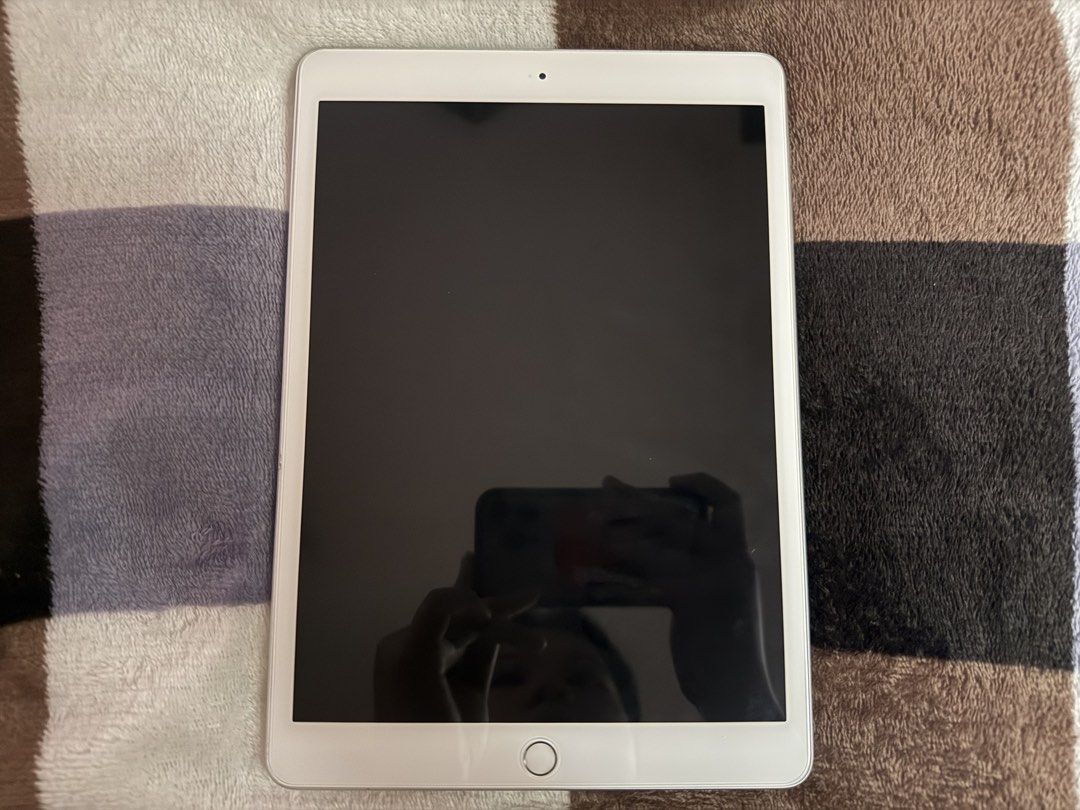 Ipad 7th Gen (Category: iPad) located in Manila. Submitted by moreofyizhuo (Listing ID 1465515747, Image 2). Description: ipad 7th gen - silver - 128gb - comes with charger and case (no box) - no hidden issues - lcd never been replaced - has minor scratches but minimal only - all buttons are working - fingerprint and homebutton is working price: ₱8,500 can do ₱8,000 last price :)) rfs: i'm not using it anymore.