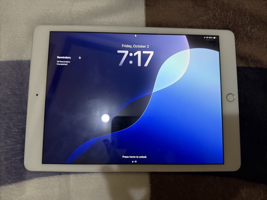 Ipad 7th Gen (Category: iPad) located in Manila. Submitted by moreofyizhuo (Listing ID 1465515747, Image 3). Description: ipad 7th gen - silver - 128gb - comes with charger and case (no box) - no hidden issues - lcd never been replaced - has minor scratches but minimal only - all buttons are working - fingerprint and homebutton is working price: ₱8,500 can do ₱8,000 last price :)) rfs: i'm not using it anymore.