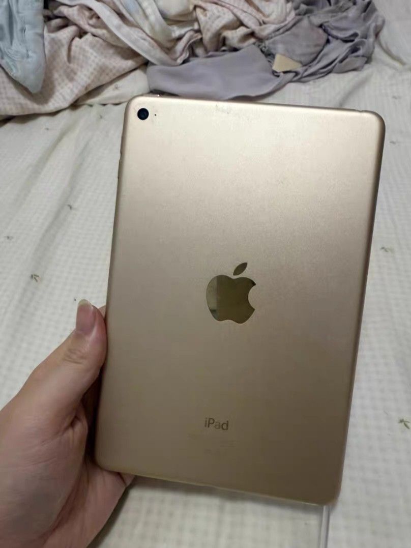 ipad Mini4 第4代 （分類：平板電腦 - iPad）位於 Hong Kong。 由 peterming142521 提交（商品編號 1464302540，圖片 1）。簡介： iPadmini4(第四代)金色，機身纖薄，手感一流，仲送apple pencil及火牛 🚫 Not selling: Apple iPad Air 4 iPad Air4 第四代 10.9吋 WiFi Cellular LTE 4G 64GB 256GB 太空灰 銀色 玫瑰金 綠色 天藍色 Space Gray Silver Rose Gold Green Sky Blue 全新 未拆封 99%新 正常運作 冇花 冇撞 貼咗貼膜 有盒 配件全齊 原裝火牛 充電線 Apple Pencil 2 妙控鍵盤 巧控鍵盤 Smart Folio 保護套 學生 網課 返學 筆記 Note taking 畫畫 插畫 睇戲 娛樂 追劇 Netflix 輕度辦公 Zoom 視像會議 禮物 送禮 現貨 即日交收 MTR面交
