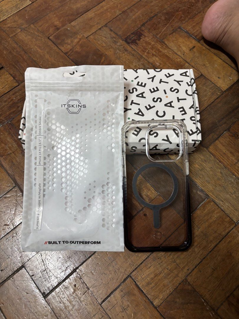 iphone 14 pro itskins case (Category: Cases & Sleeves) located in Manila. Submitted by gloabuu (Listing ID 1465415968, Image 2). Description: - Brand: ITSKINS (Supreme R Ombre series) - Compatibility: iPhone 14 Pro (6.1 inches) - Color: Ombre Smoke (gradient transparent black) - Features: Built-in MagSafe compatibility for easy wireless charging and accessories - Condition: Excellent, includes original packaging pouch as shown.