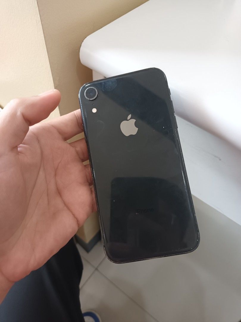 Iphone xr (Category: Others) located in Manila. Submitted by andrew1517 (Listing ID 1465410974, Image 3). Description: - Brand/Model: Apple iPhone XR - Color: Black - Storage: 64GB - Condition: Used with visible scuffs/wear on the body/sides (check photos) - Display & Features: Fully functioning touchscreen, clear display, single rear camera - Meetup Location: Anytime Fitness, E. Rodriguez Ave, Parañaque City.