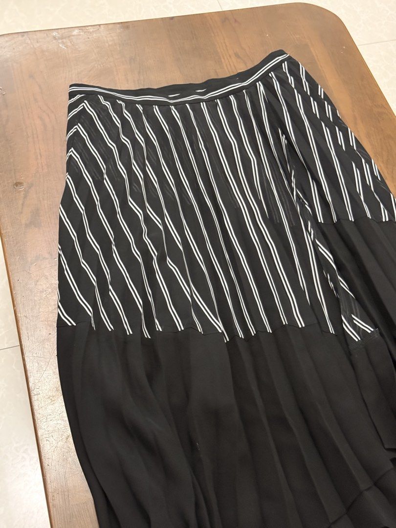 Izzue stripe pleated midi skirt (Category: Skirts) located in San Pablo. Submitted by iamtrina (Listing ID 1465409923, Image 3). Description: Fits 28” waist.