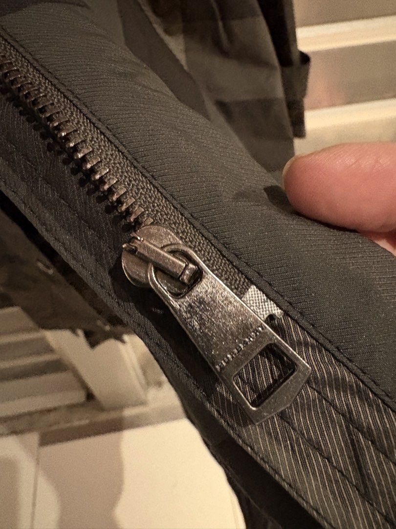 jacket （分類：外套及戶外衣服）位於 Hong Kong。 由 emsbags 提交（商品編號 1465411963，圖片 4）。簡介： like new blue label jacket csn large 。