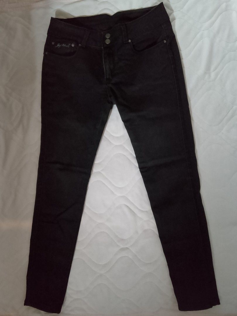 Jag Black Jeans Size 28 (Category: Jeans) located in Aroroy. Submitted by itsyviii (Listing ID 1465541218, Image 1). Description: - Brand/Model: Jag Black jeans - Size: 28 (tag on inside) - Material: 100% cotton (dark wash denim with minimal fading) - Closure: Unique double button at the waist - Details: Embroidered logo on front coin pocket and stylish stitching on back pockets - Condition: Excellent pre-loved condition.