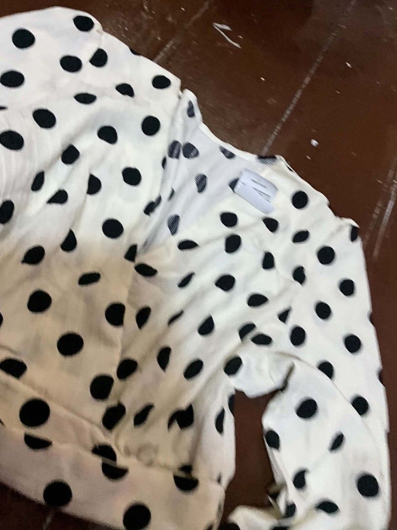 JAPAN POLKA DOTS LONG SLEEVE TOP (Category: Longsleeves) located in Manila. Submitted by zesshian (Listing ID 1465505736, Image 2). Description: -never been used -bought in japan (brandnew w tag) -polka dots long sleeve top -office top -doesn't fit me pala -medium to large.