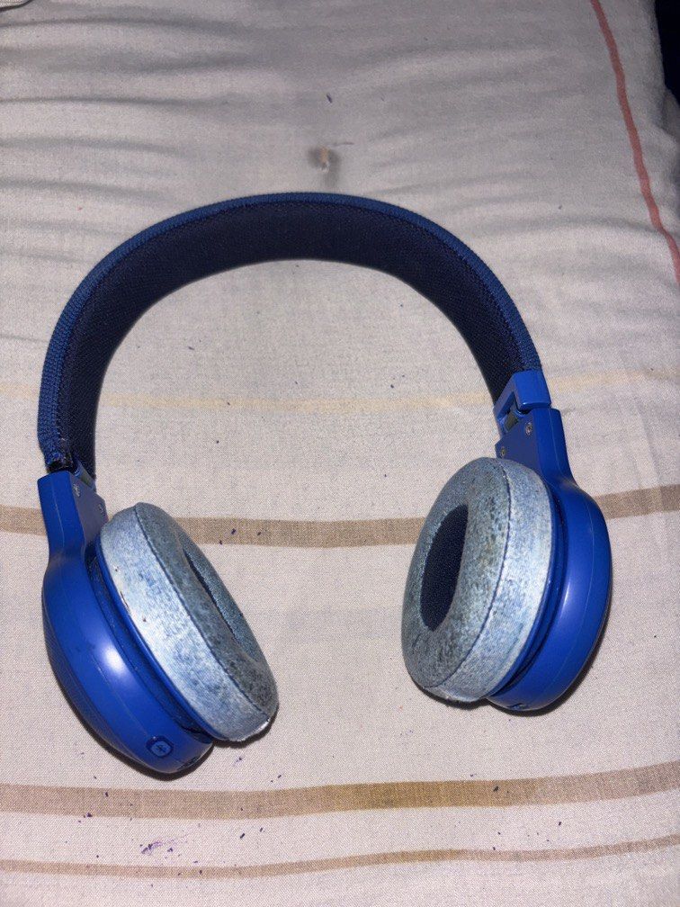 Jbl headset e series blutooth (Category: Other Gadgets) located in Manila. Submitted by vintageaccessories (Listing ID 1465561031, Image 1). Description: .