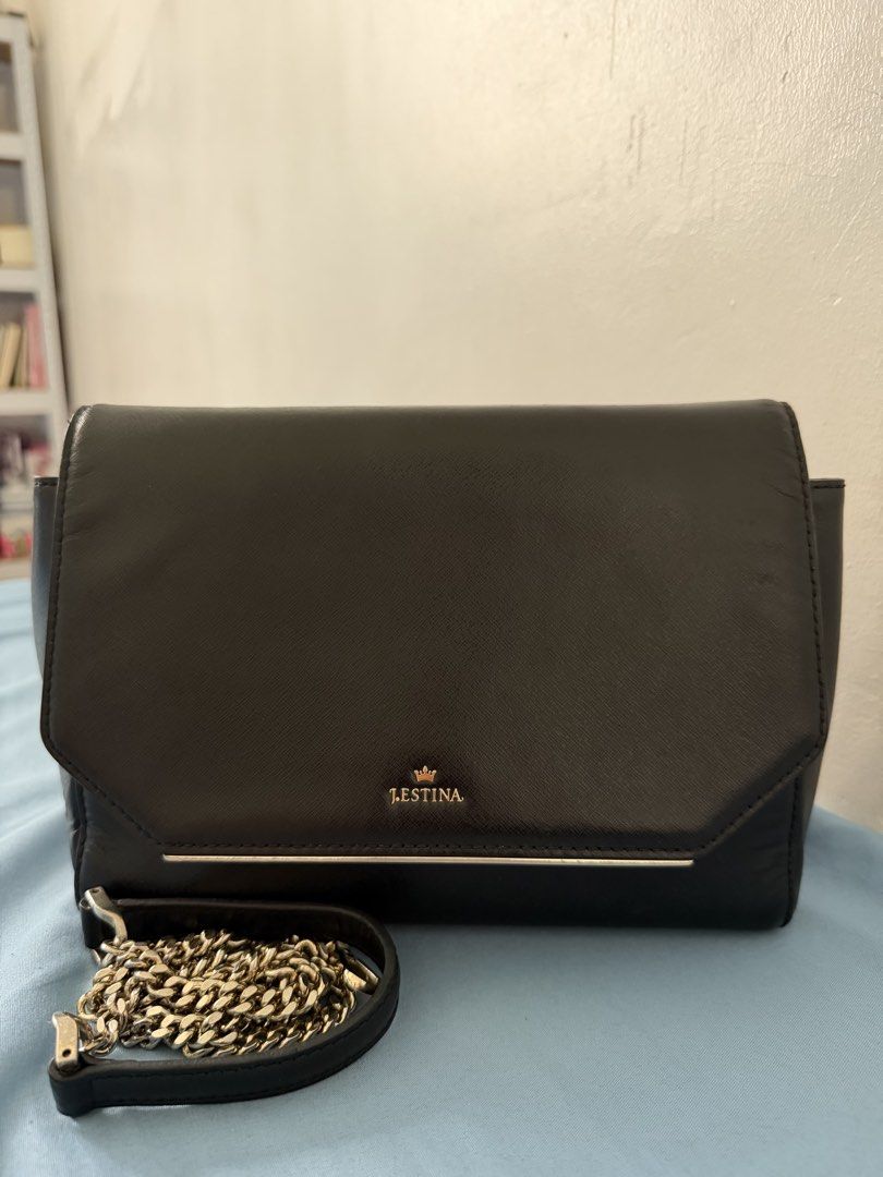 j.estina Iris Mini Chain Shoulder Bag (Category: Cross-body Bags) located in Manila. Submitted by meldydsant58389 (Listing ID 1465440908, Image 1). Description: 👝𝐉.𝐄𝐬𝐭𝐢𝐧𝐚 𝐈𝐫𝐢𝐬 𝐌𝐢𝐧𝐢 𝐂𝐡𝐚𝐢𝐧 𝐒𝐡𝐨𝐮𝐥𝐝𝐞𝐫 𝐁𝐚𝐠 𝗤𝘂𝗶𝗰𝗸 𝗕𝗮𝗰𝗸𝗴𝗿𝗼𝘂𝗻𝗱 𝗼𝗳 𝗝.𝗘𝘀𝘁𝗶𝗻𝗮: J.Estina is a prominent South Korean lifestyle, luxury accessories, and jewelry brand founded in 2003. J.Estina expanded into handbags and leather goods in 2011. Th