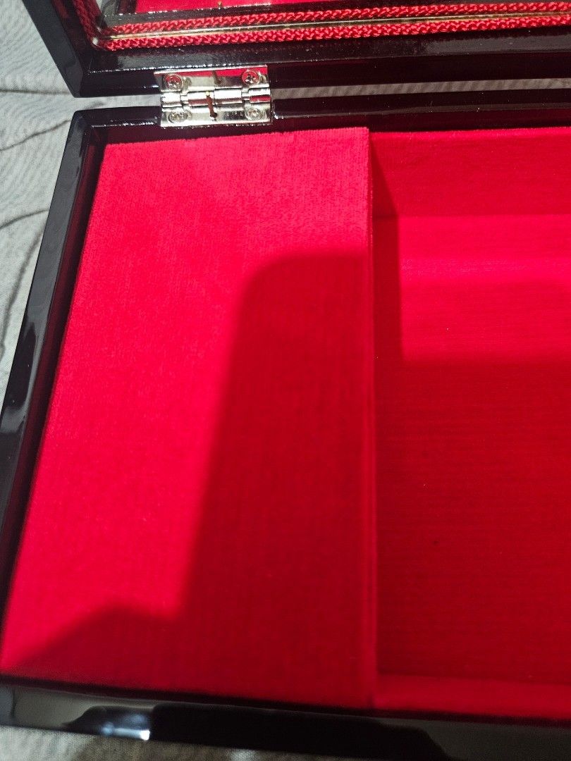 Jewelry box (Category: Accessory Holder, Box & Organizers) located in Santa Rosa. Submitted by veesgoodfinds (Listing ID 1465445431, Image 2). Description: Like New from Japan payment first.