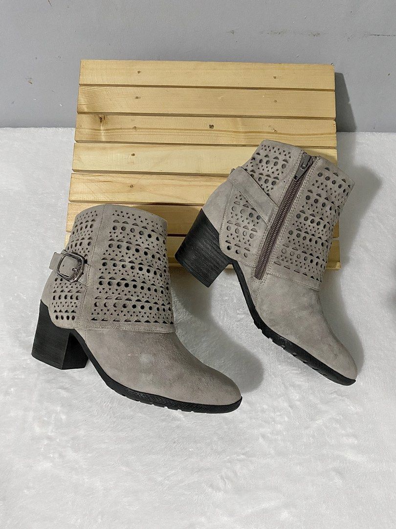 jipi japa ankle boots (Category: Boots) located in Bulacan. Submitted by parapapa (Listing ID 1465498130, Image 3). Description: 35-36 / 22.5cm heels 2.3”.