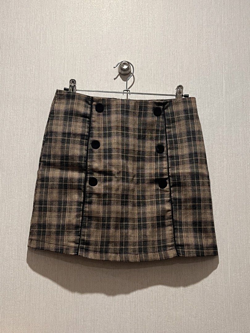 Kashieca Black & Brown Plaid Skirt (Category: Skirts) located in Manila. Submitted by preloved_items122 (Listing ID 1465420214, Image 1). Description: .