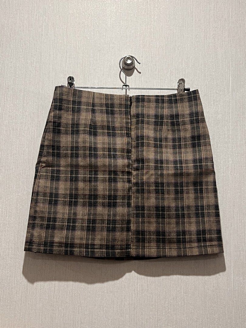 Kashieca Black & Brown Plaid Skirt (Category: Skirts) located in Manila. Submitted by preloved_items122 (Listing ID 1465420214, Image 2). Description: .